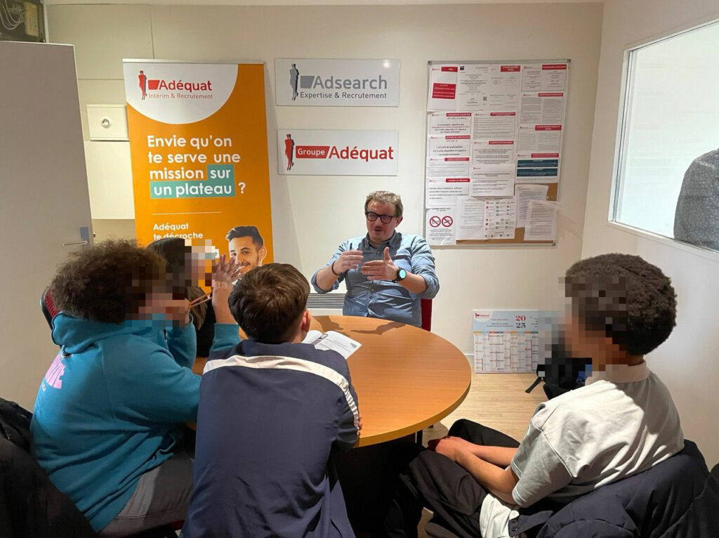 Session de coaching professionnel chez Adequat où l'on voit un collaborateur animer un atelier avec 4 jeunes accompagnés par arpejeh.