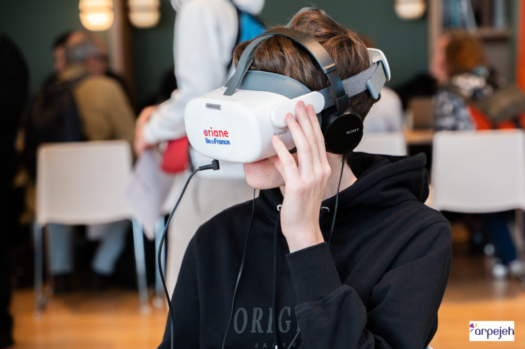 Jeune au stand réalité virtuelle animée par Oriane au Forum Découverte des métiers organisé par arpejeh à Saint-Ouen.
