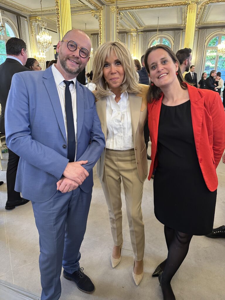 Brigitte Macron, entourée de Servane Chauvel, déléguée générale arpejeh et Yannick Kusy porte-parole de l'association