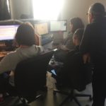 Les jeunes sont assis face à des écrans d'ordinateurs et sont en double écoute avec des téléconseillers.