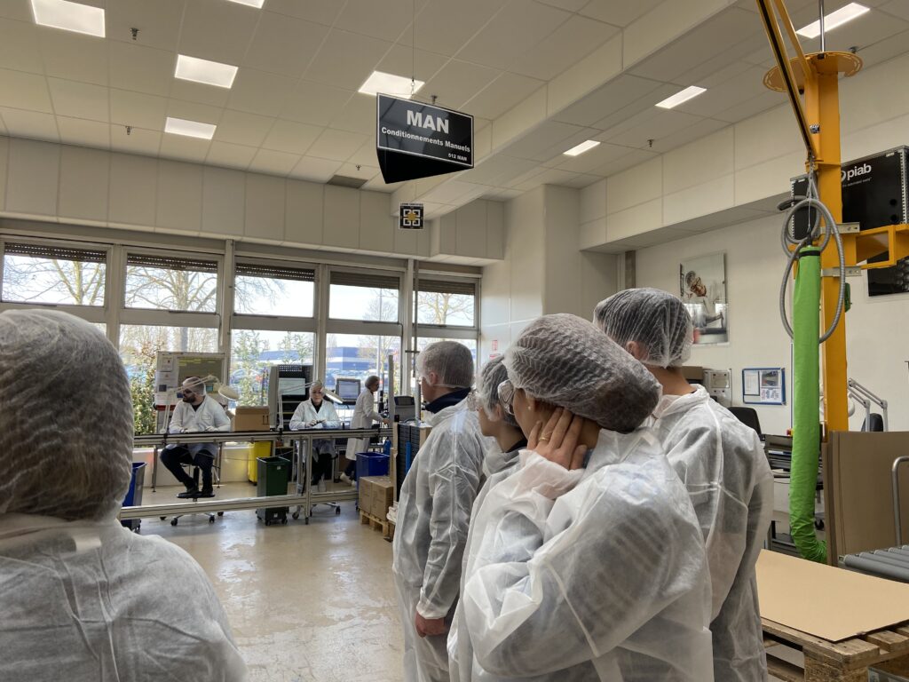 Découverte des métiers pour des jeunes en visite chez LVMH