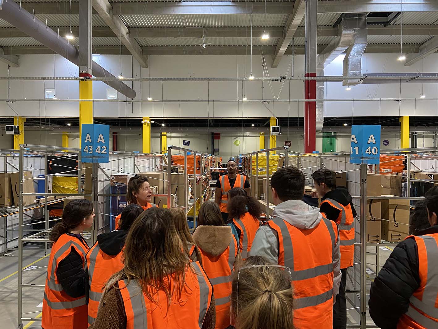 À la Découverte des Coulisses : Une Visite Instructive de l'Entrepôt ...