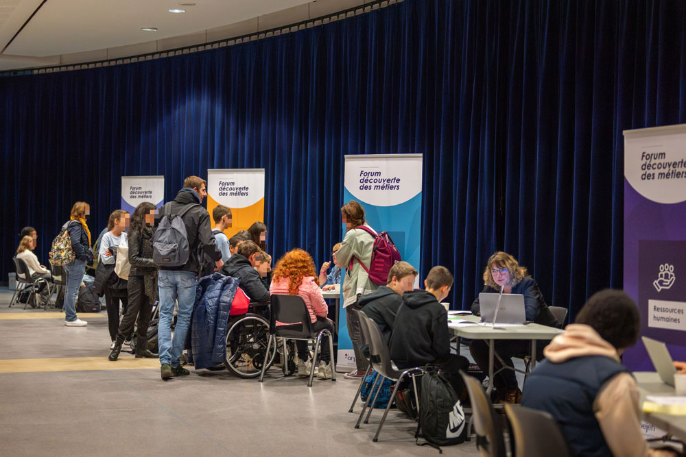 Des stands avec la présence de nombreux jeunes lors du Forum Découverte des métiers de Boulogne-Sur-Mer dans les Hauts-de-Faance.