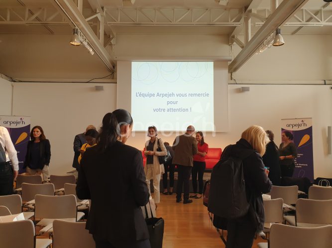 Discussion entre les membres présents à la fin de l'Assemblée Générale