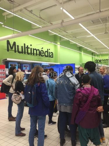 Des élèves découvrent les métiers de la grande distribution chez Carrefour.