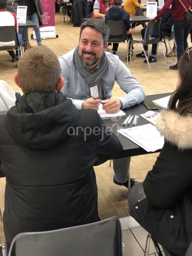 Un de nos collaborateurs échangent avec deux jeunes.