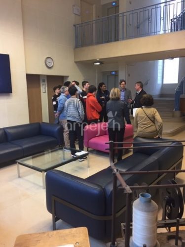 Les jeunes commencent la visite avec la présentation d'une ancienne imprimante.