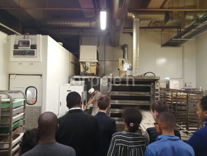 Les élèves sont dans les coulisses de la boulangerie.