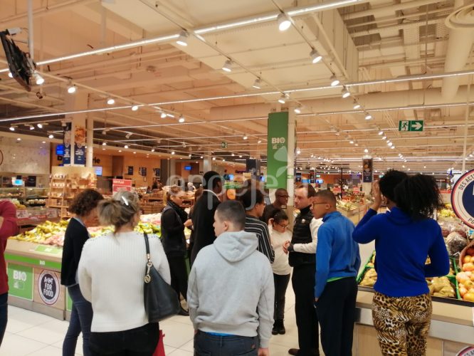 Les élèves font la découverte de la mise en rayon des fruits et légumes.