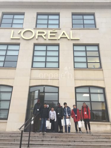 Le groupe d'élèves devant les lettre d'or de L'Oréal.