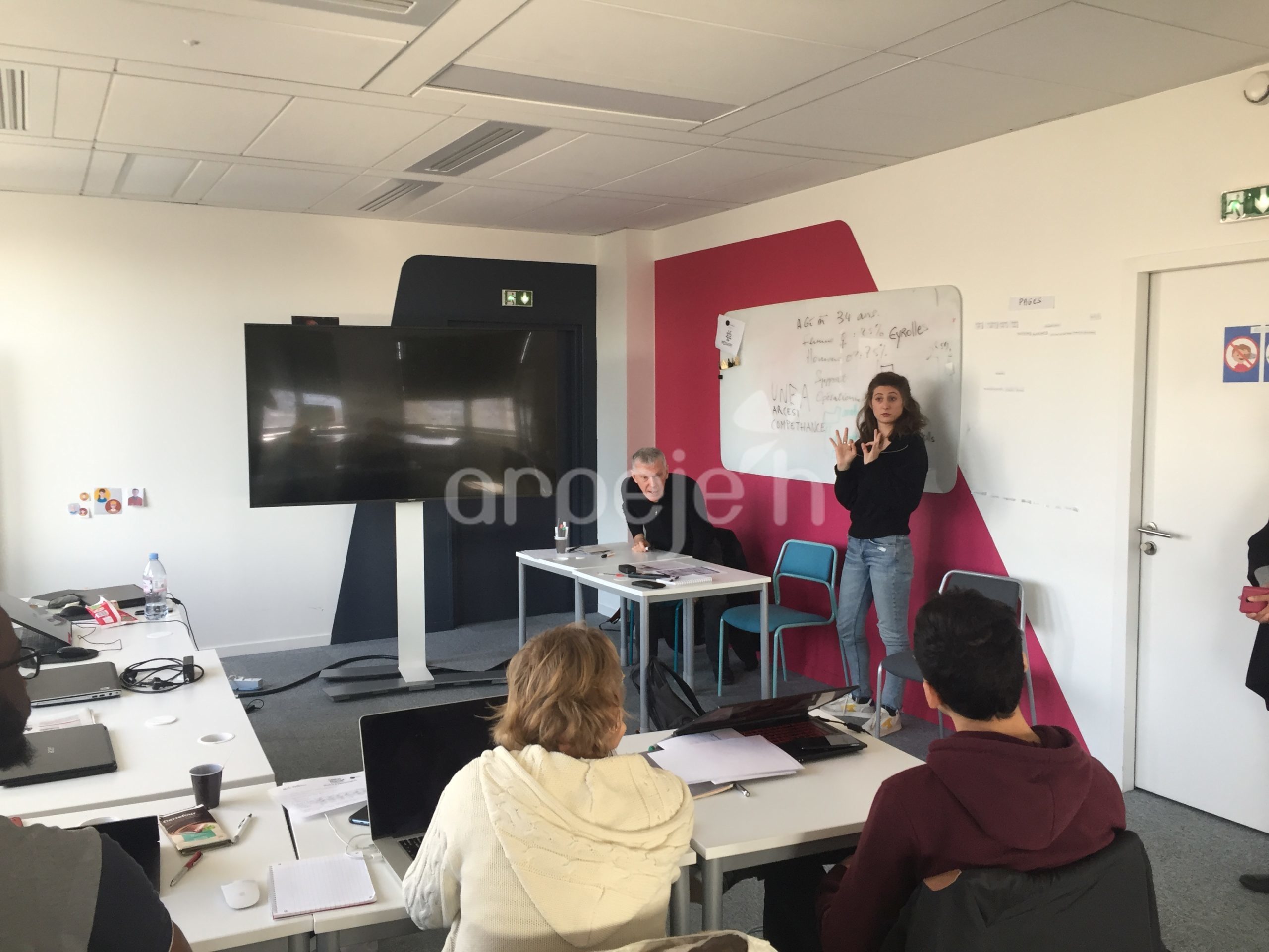 Les jeunes discutent avec un responsable ressources humaines avec l'aide d'un interprète LSF.