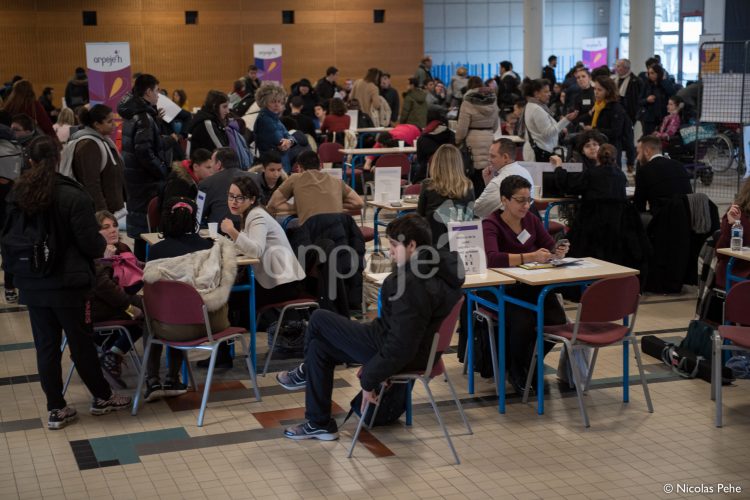 Les jeunes échangent avec les professionnels des stands des fonctions opérationnelles.