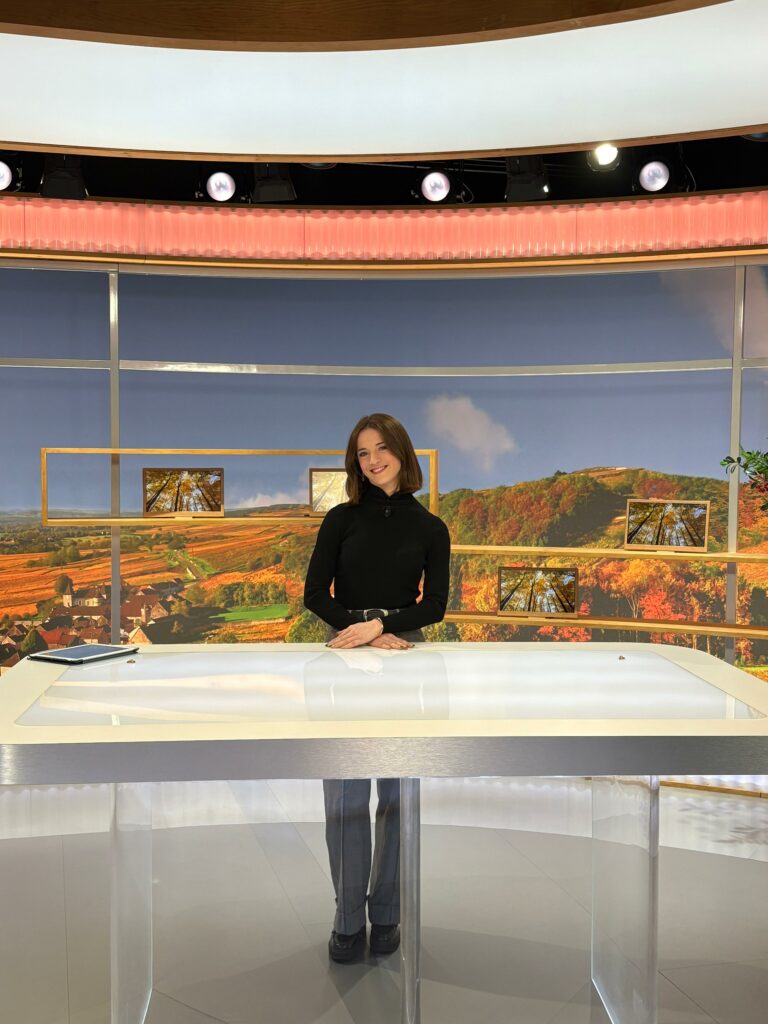 Jade sur le plateau lors de son duoday chez France 2.