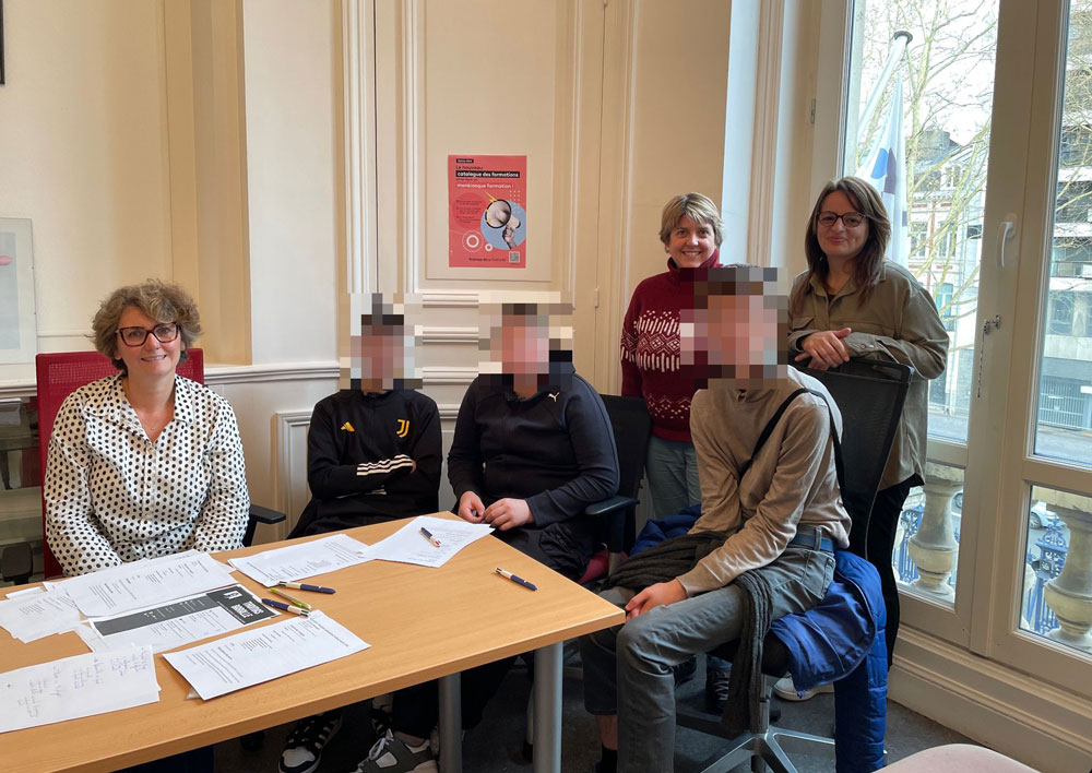 Des jeunes en situation de handicap accompagnés par un employeur partenaire pour un atelier dédié à la recherche de stage avec la réalisation de leur CV.