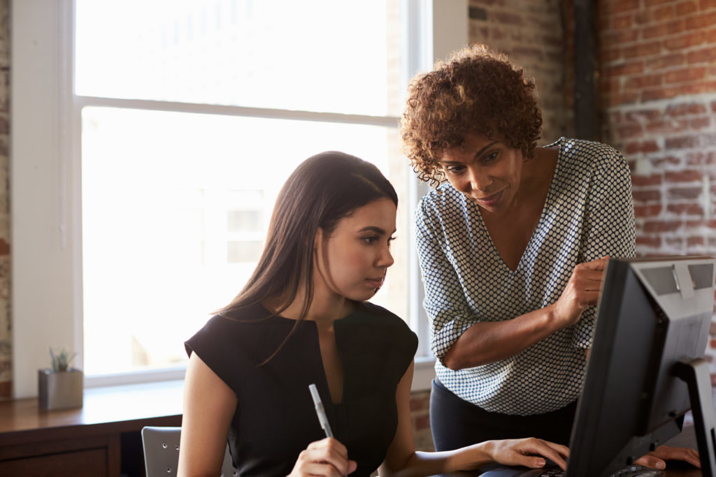 Une salariée donne des instructions à sa stagiaire